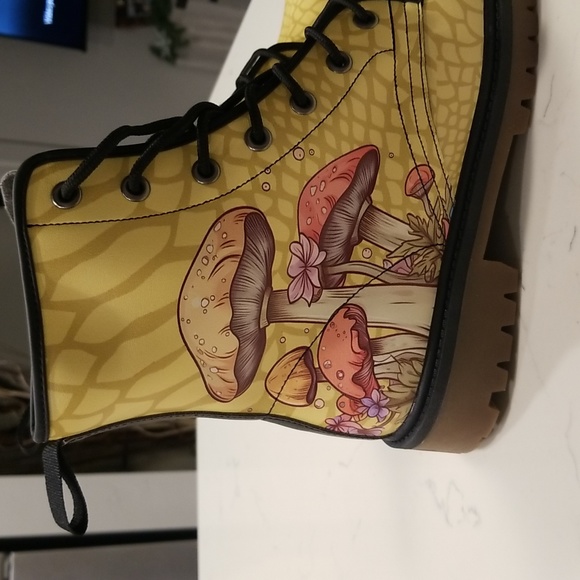 NWT BEAUTIFUL BOOTS - Picture 3 of 7